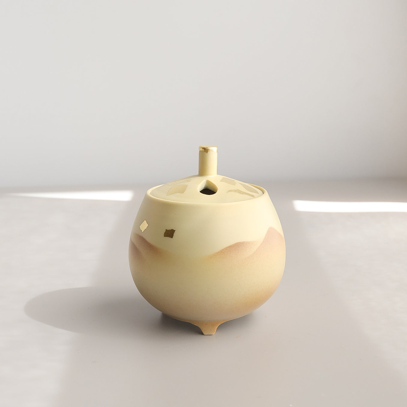 Kutani Ware Incense Burner - Kinsai Mountain