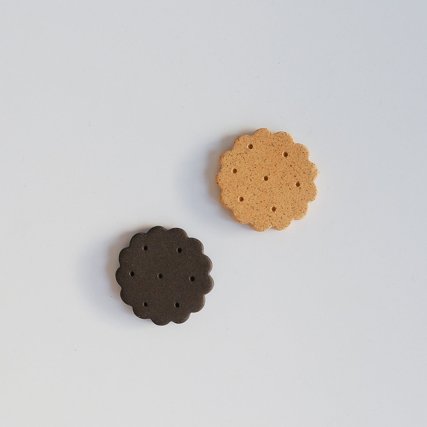Biscuit Chopstick Rest - Brown / Black