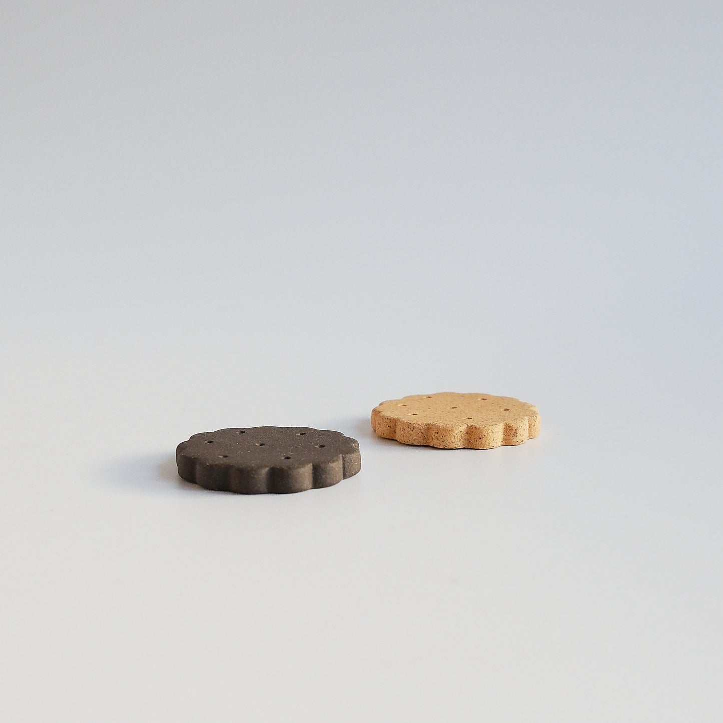 Biscuit Chopstick Rest - Brown / Black