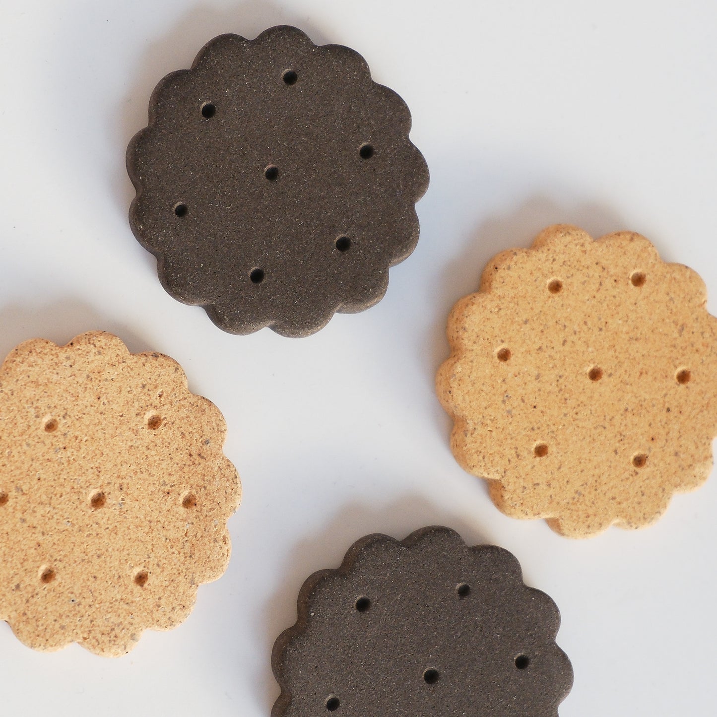Biscuit Chopstick Rest - Brown / Black