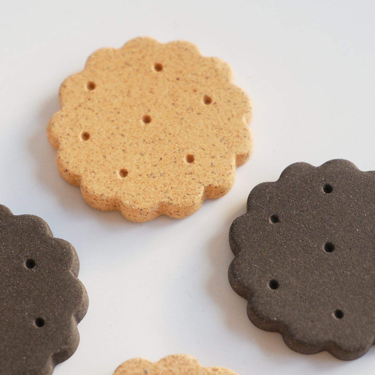 Biscuit Chopstick Rest - Brown / Black