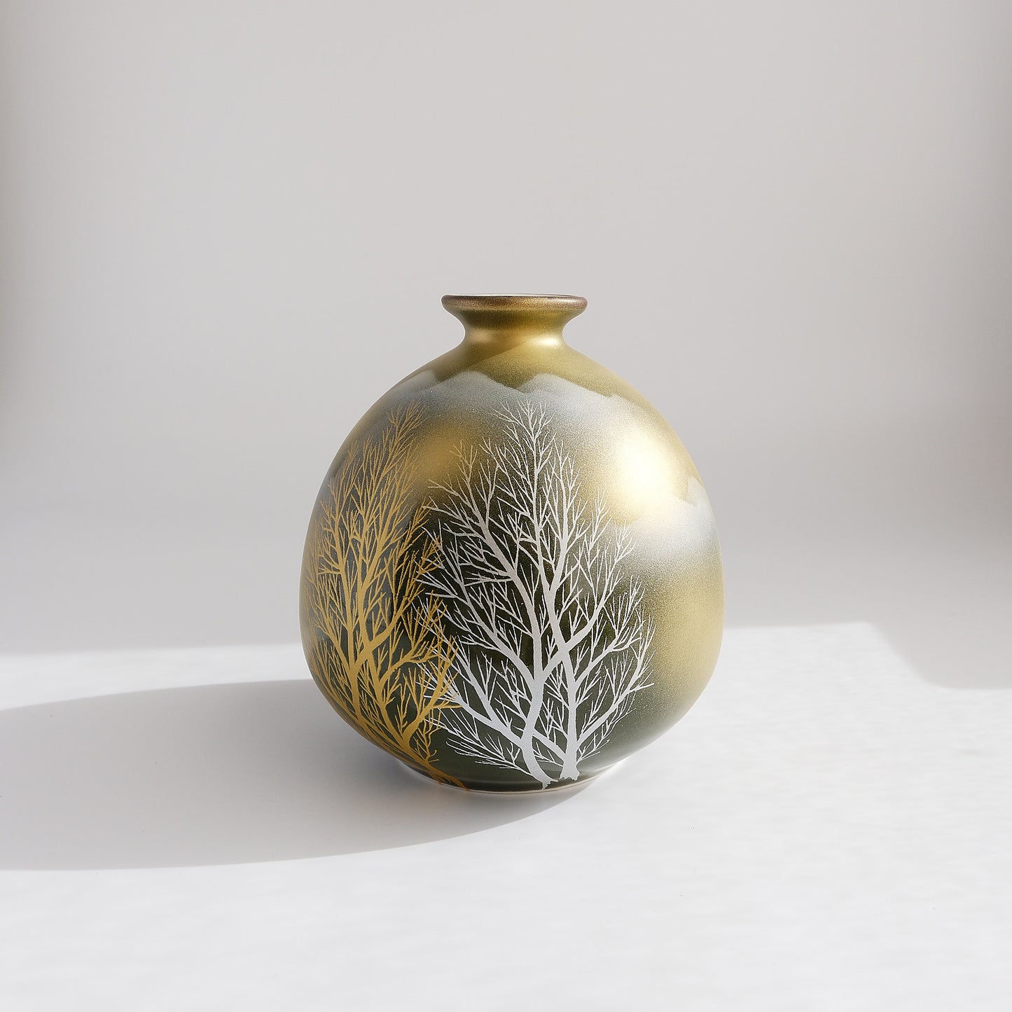 Kutani ware Round Vase - Golden Tree Grove and Cloud