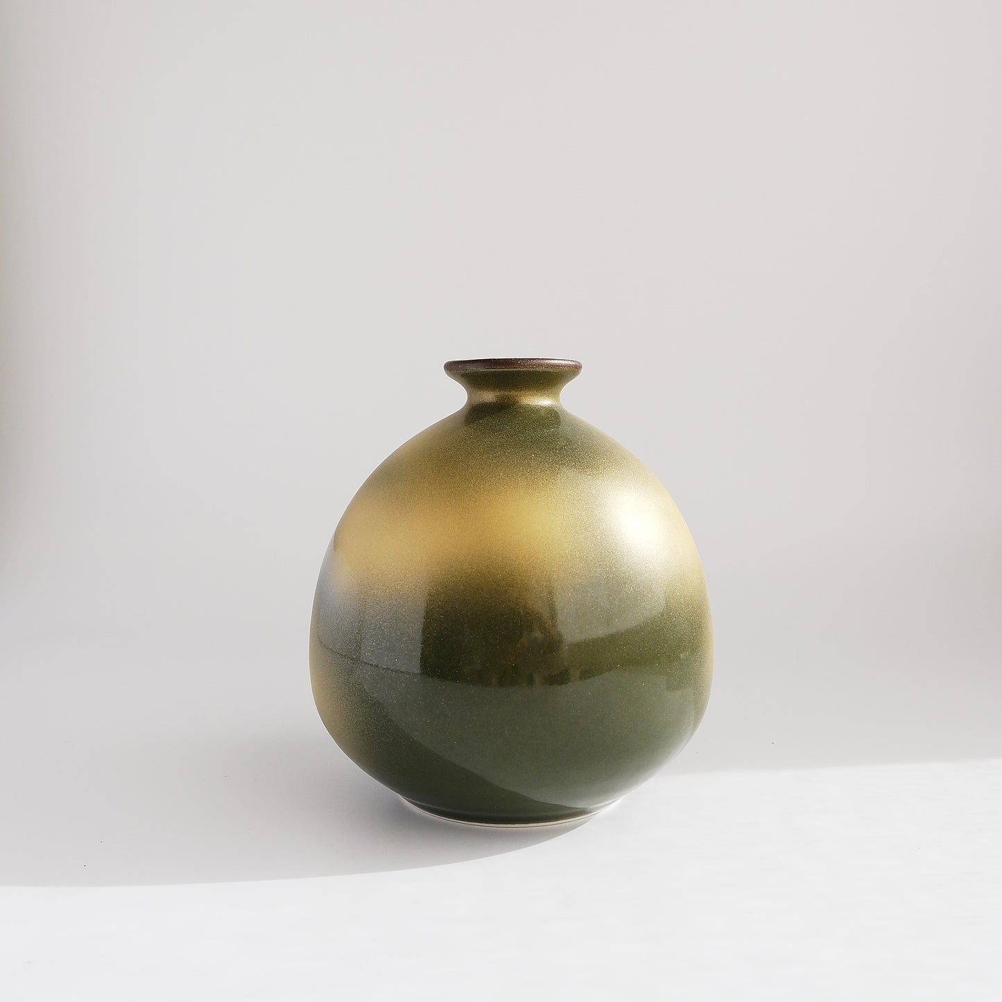 Kutani ware Round Vase - Golden Tree Grove and Cloud