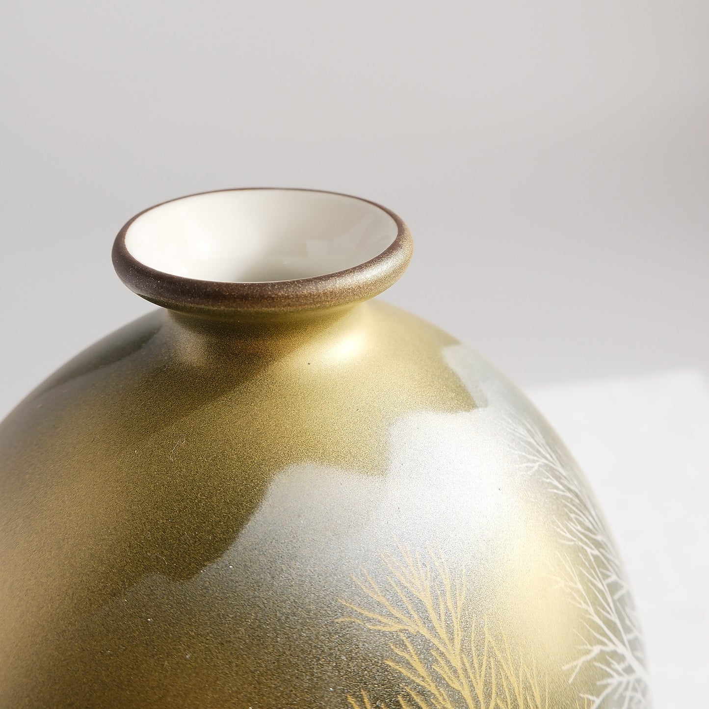 Kutani ware Round Vase - Golden Tree Grove and Cloud