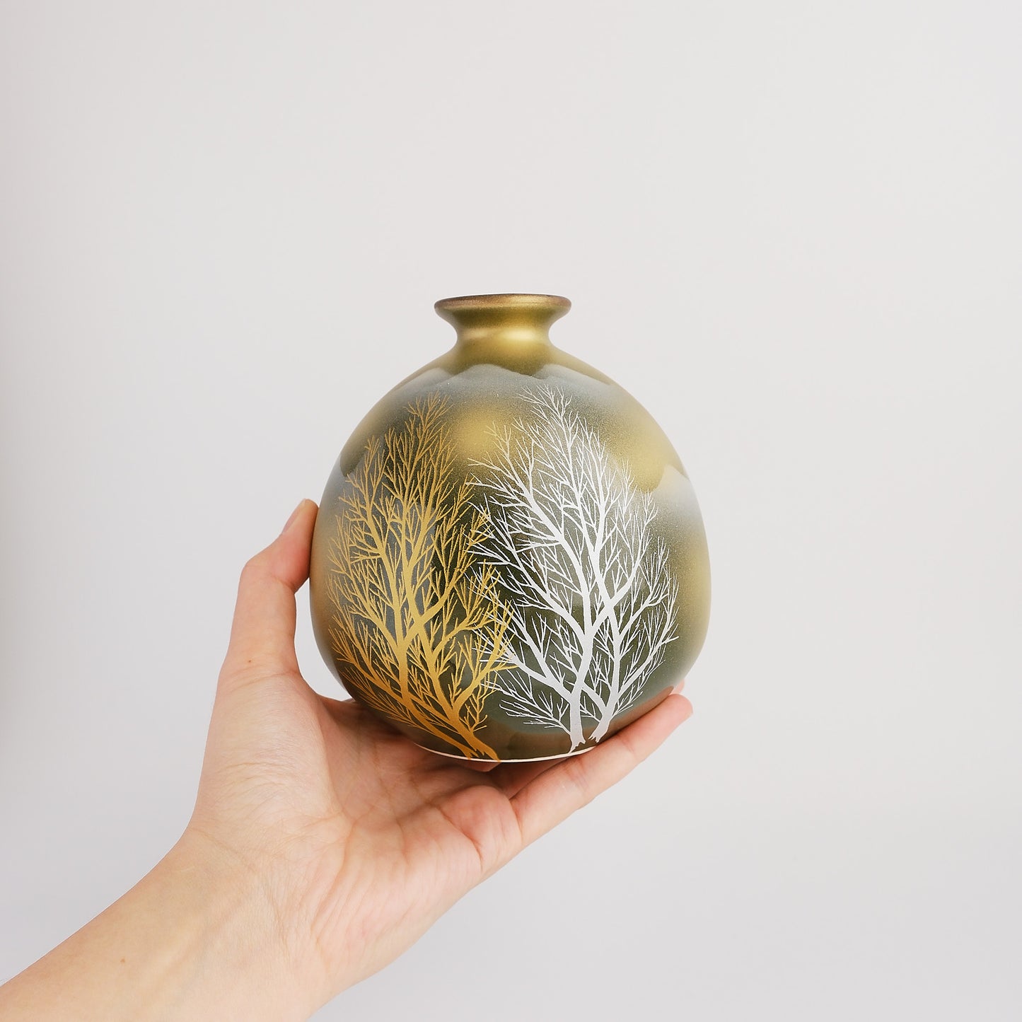 Kutani ware Round Vase - Golden Tree Grove and Cloud