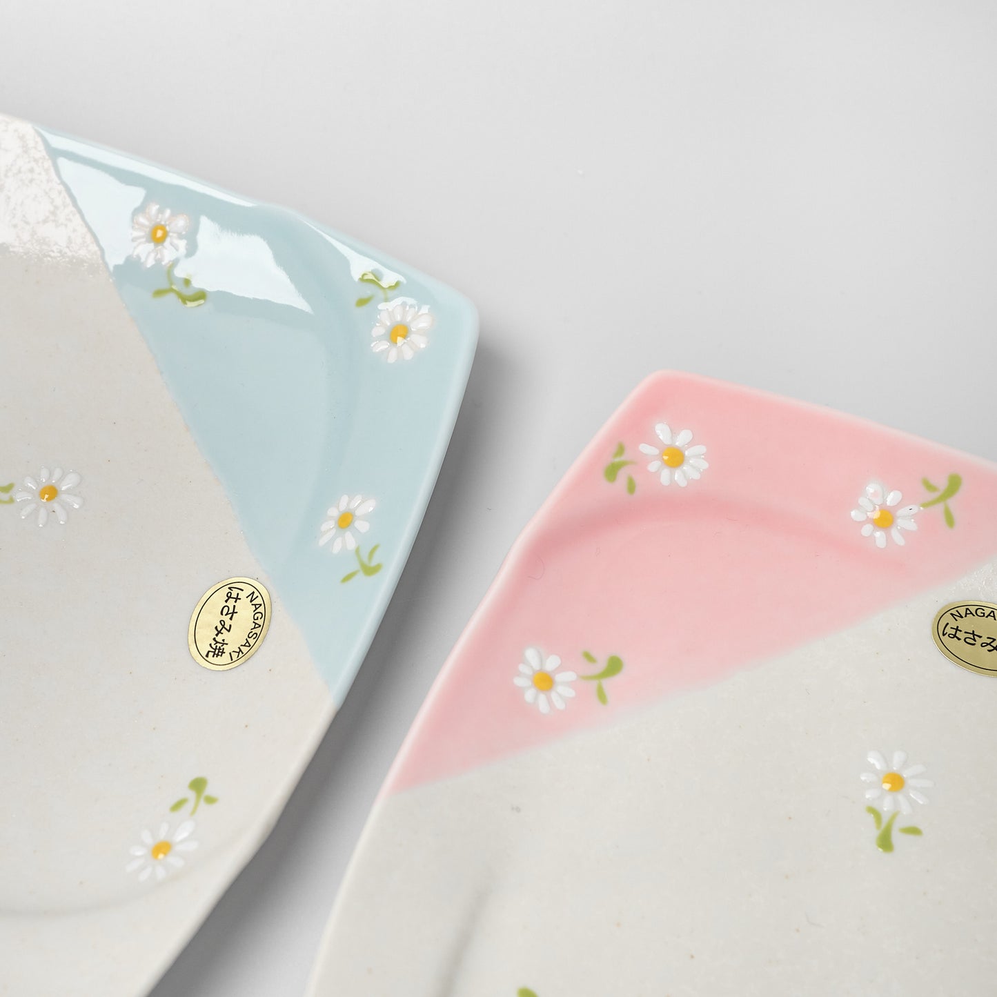 Hasami Ware Fuchidori Square Plate - Daisy (Pink)