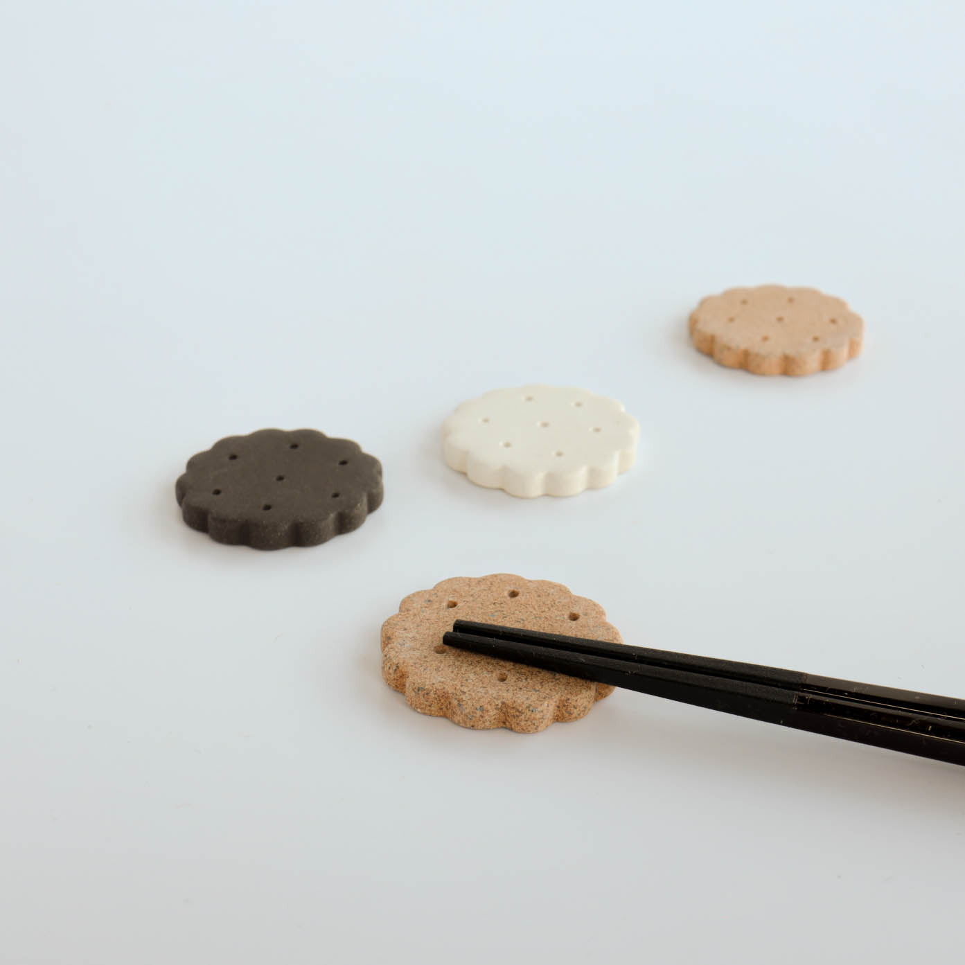 Biscuit Chopstick Rest - Brown / Black