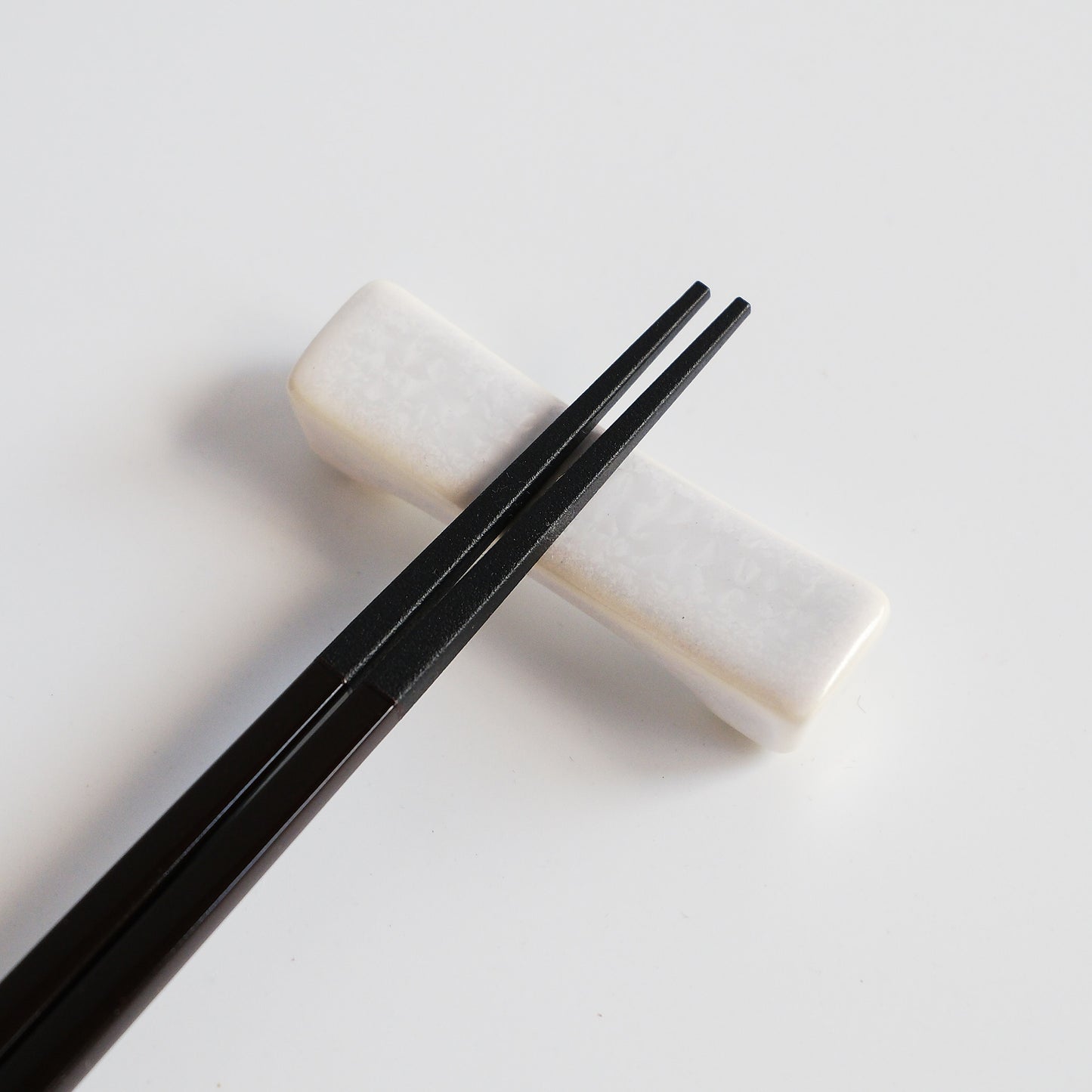 FLEURIR W Chopstick Rest - Crystal White