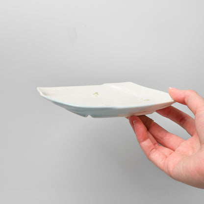 Hasami Ware Fuchidori Square Plate - Daisy (Blue)
